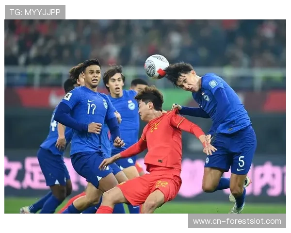 武汉女足角球战术多变，马君头球攻门险得手