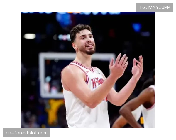 申京全场仅出手5次却送出全队最高10次助攻，专注组织与防守